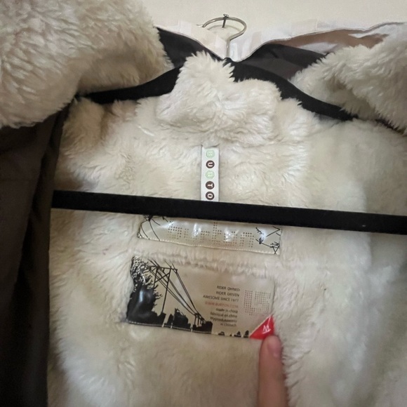 White plaid Burton snowboarding jacket - Picture 5 of 8